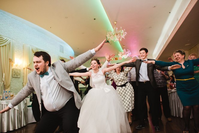ведущий танцует на свадьбе фото
