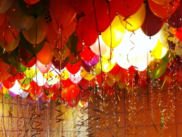 украсить офис воздушными шарами на 8 марта