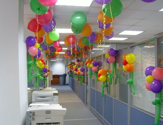 украсить офис воздушными шарами на 8 марта фото